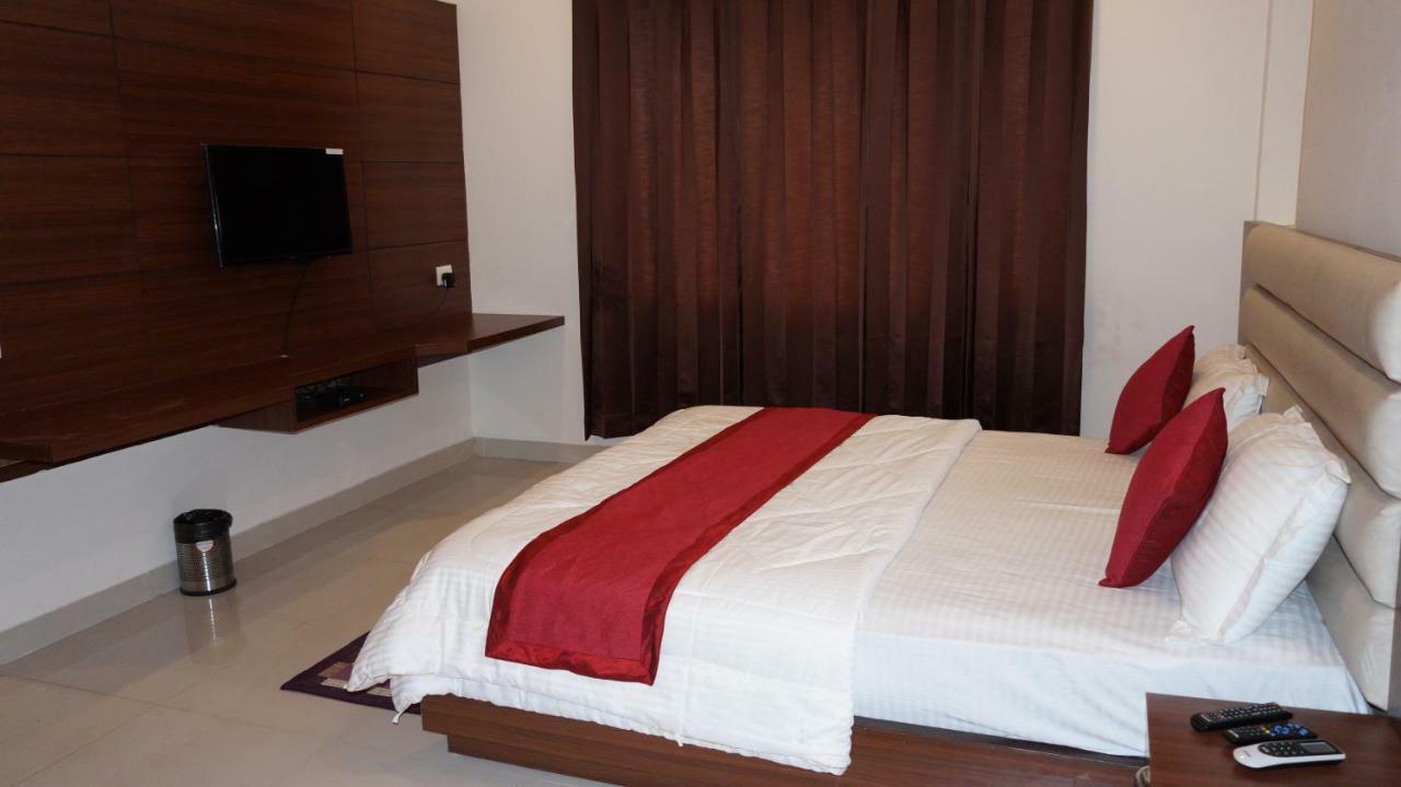 Hotel Aakash Residency Dehradun Eksteriør billede