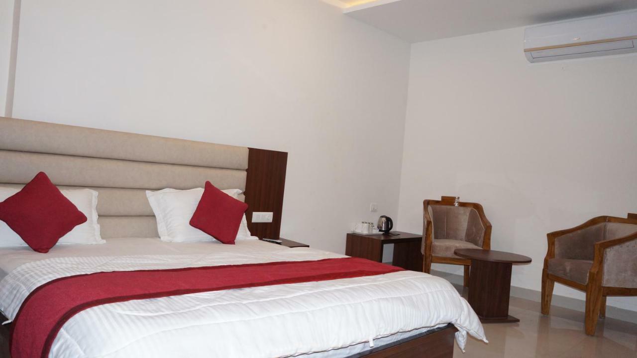 Hotel Aakash Residency Dehradun Eksteriør billede